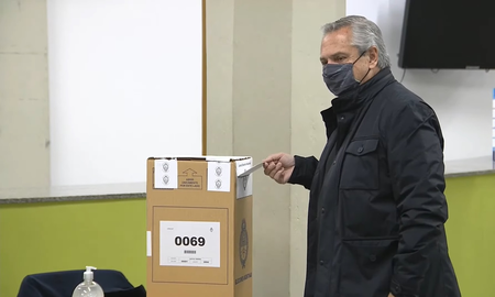 Paso 2021: por qué la urna en la que votó Alberto Fernández estaba abierta Paso 2021: por qué la urna en la que votó Alberto Fernández estaba abierta