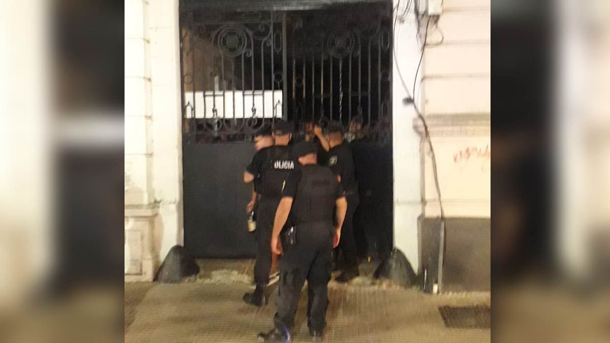 El momento en que los uniformados arribaron al domicilio.&nbsp;