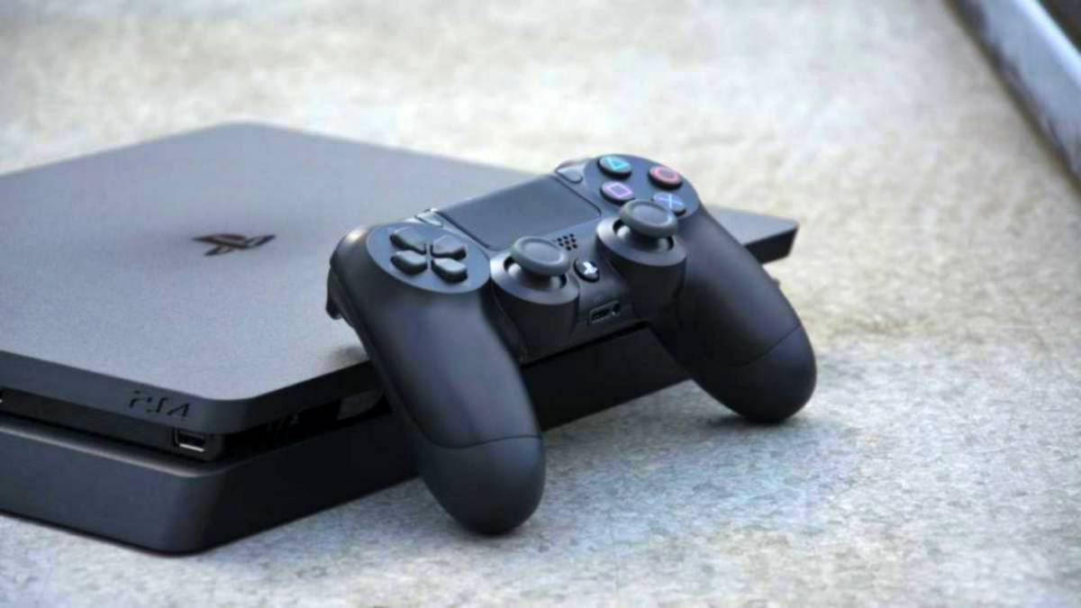 Los exclusivos de Sony seguirán siendo compatibles con PS4 por un par de años más según el especialista.