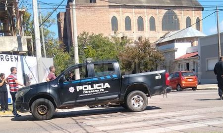El choque se registró en calle Sarmiento y Domingo Silva el viernes al mediodía. Un hombre de 71 sufrió la quebradura de su cadera y fémur. El choque se registró en calle Sarmiento y Domingo Silva el viernes al mediodía. Un hombre de 71 sufrió la quebradura de su cadera y fémur.