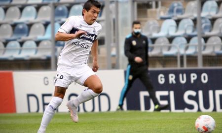 Luis Pulga Rodríguez, de Gimnasia y Esgrima de La Plata, no jugaría ante Colón por una sobrecarga muscular. Luis Pulga Rodríguez, de Gimnasia y Esgrima de La Plata, no jugaría ante Colón por una sobrecarga muscular.