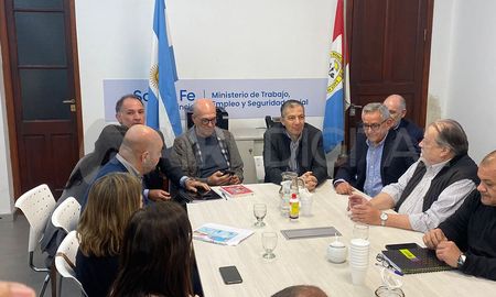 El gobierno de Santa Fe y los gremios del sector docente se reunieron este lunes por la tarde, en el marco de la mesa paritaria. El gobierno de Santa Fe y los gremios del sector docente se reunieron este lunes por la tarde, en el marco de la mesa paritaria.