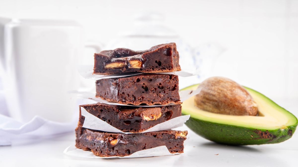 La palta reemplaza la manteca, haciendo que este brownie sea más suave y saludable. La palta reemplaza la manteca, haciendo que este brownie sea más suave y saludable.