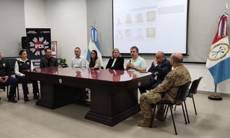 El Gobierno de la Provincia de Santa Fe presentó este martes por la mañana una página web donde se muestra a los prófugos más buscados El Gobierno de la Provincia de Santa Fe presentó este martes por la mañana una página web donde se muestra a los prófugos más buscados