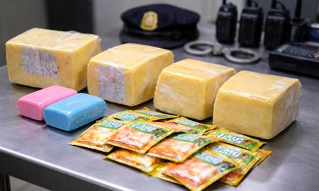 La mujer pasará tres meses en prisión por robar cuatro hormas de queso, dos jabones y sobres de jugo en un mayorista de barrio Roma. Foto: Imagen ilustrativa generada con inteligencia artificial. La mujer pasará tres meses en prisión por robar cuatro hormas de queso, dos jabones y sobres de jugo en un mayorista de barrio Roma. Foto: Imagen ilustrativa generada con inteligencia artificial.