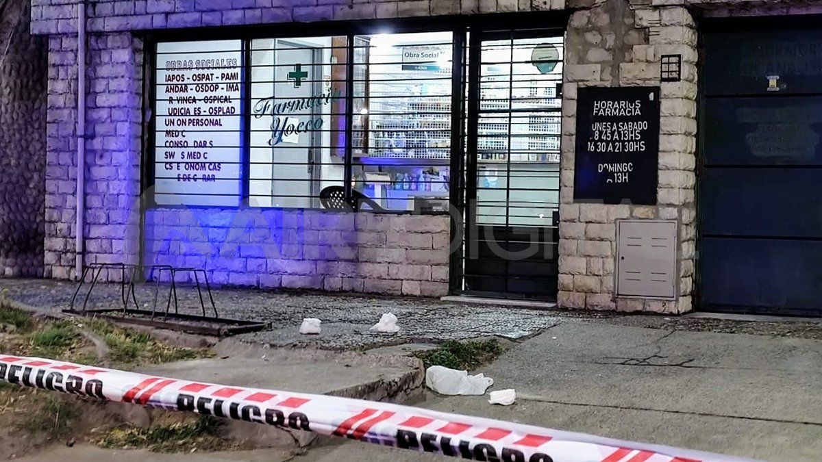 Balearon la fachada de una farmacia en Rosario e hirieron a un cliente. Balearon la fachada de una farmacia en Rosario e hirieron a un cliente.