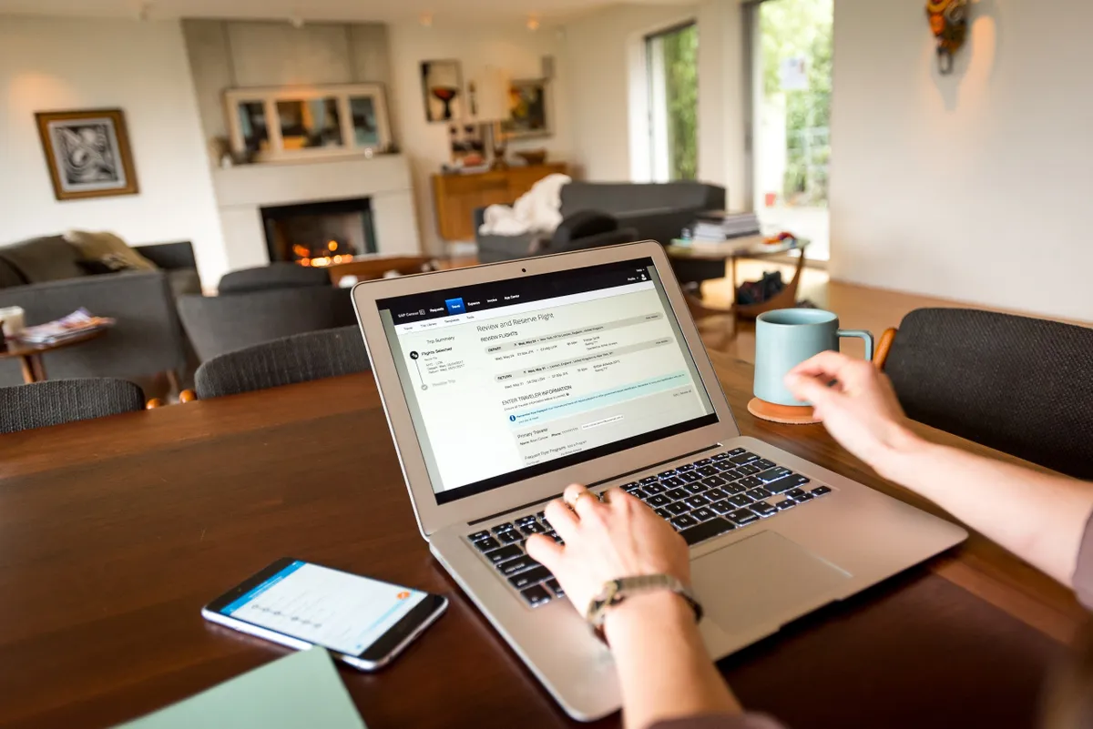 Además del dinero en dólares, el trabajo remoto ofrece otros beneficios.