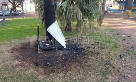Vandalizaron y quemaron las cuchas en la Plaza Constituyentes Vandalizaron y quemaron las cuchas en la Plaza Constituyentes