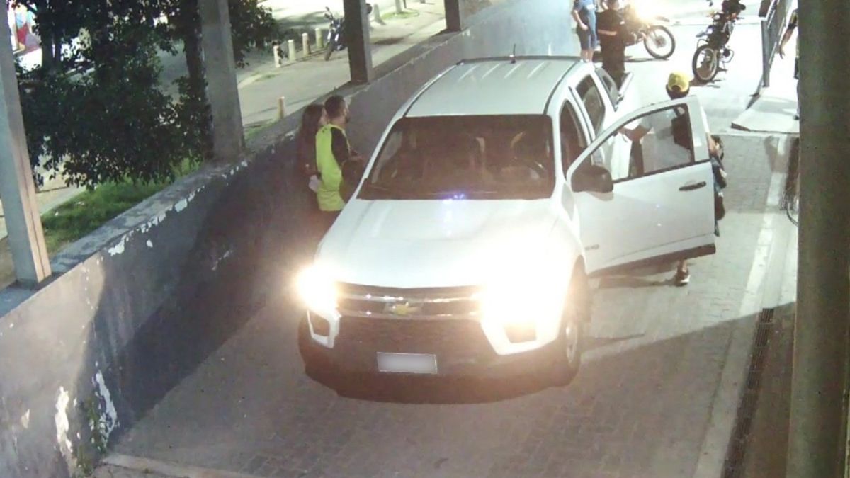 La camioneta en la que los Martínez llevaron a Pillín Bracamonte al Hospital Centenario de Rosario. Foto: Twitter Rodrigo Miró (@RodrigoMiro76)