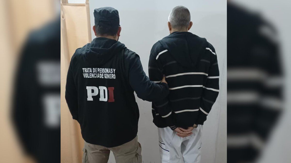 El hombre fue detenido en el lugar donde se desempeñaba como enfermero