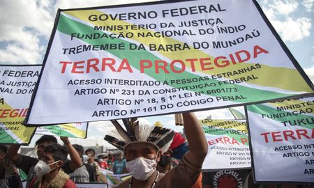 Miles de indígenas protestaron hoy frente al Palacio del Planalto, sede del Gobierno brasileño, contra el presidente Jair Bolsonaro. Miles de indígenas protestaron hoy frente al Palacio del Planalto, sede del Gobierno brasileño, contra el presidente Jair Bolsonaro.