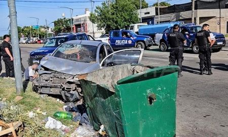 Rosario: chocó contra un poste y estaba tan borracho que superó el máximo que puede medir el alcoholímetro Rosario: chocó contra un poste y estaba tan borracho que superó el máximo que puede medir el alcoholímetro