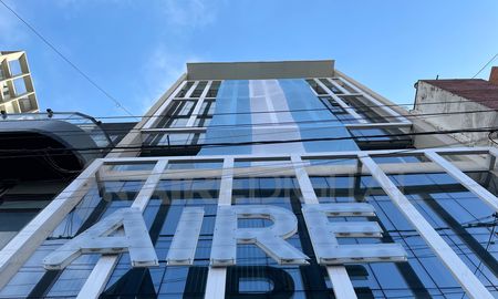 La bandera del edificio de AIRE tiene una extensión de 16 metros de alto por 5 de ancho. La bandera del edificio de AIRE tiene una extensión de 16 metros de alto por 5 de ancho.