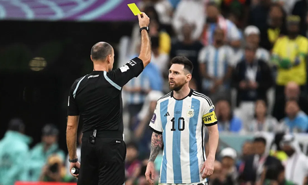 El inesperado cambio que revolucionará el fútbol mundial en 2024: se viene la tarjeta azul. El inesperado cambio que revolucionará el fútbol mundial en 2024: se viene la tarjeta azul.