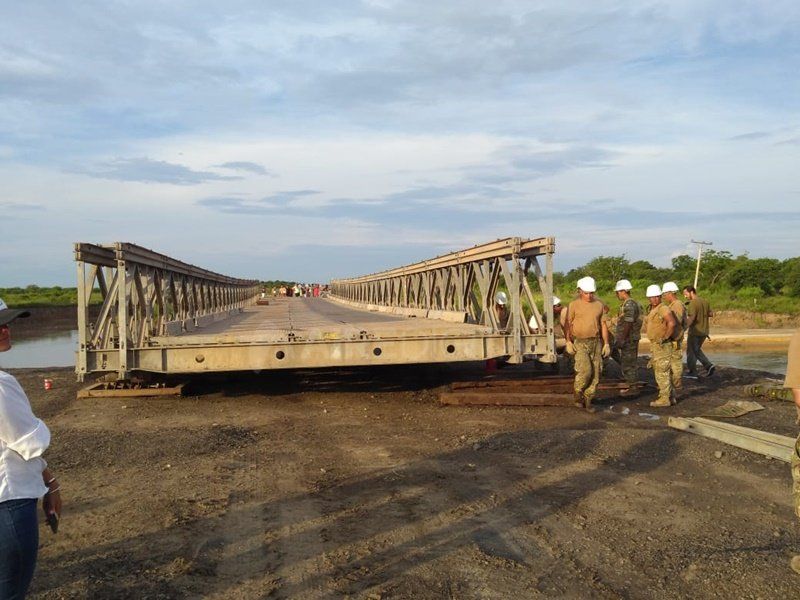 Los puentes tipo Bailey son estructuras provisorias que se arman por tramo. El miércoles llegará uno para montar sobre el puente Carretero Santa Fe - Santo Tomé que permita la circulación de colectivos interurbanos. Los puentes tipo Bailey son estructuras provisorias que se arman por tramo. El miércoles llegará uno para montar sobre el puente Carretero Santa Fe - Santo Tomé que permita la circulación de colectivos interurbanos.
