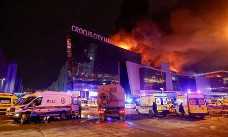 El humo del fuego se eleva sobre la sala de conciertos Crocus City Hall en llamas luego de un tiroteo, en las afueras de Moscú, Rusia. El humo del fuego se eleva sobre la sala de conciertos Crocus City Hall en llamas luego de un tiroteo, en las afueras de Moscú, Rusia.