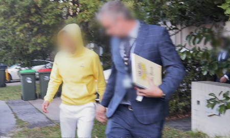 Tres futbolistas fueron detenidos en Australia por un escándalo de apuestas. Tres futbolistas fueron detenidos en Australia por un escándalo de apuestas.