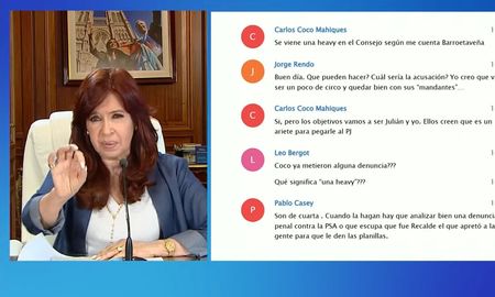 La vicepresidenta Cristina Fernández de Kirchner, que acaba de recibir una pena de seis años de prisión e inhabilitación perpetua para ejercer cargos públicos. La vicepresidenta Cristina Fernández de Kirchner, que acaba de recibir una pena de seis años de prisión e inhabilitación perpetua para ejercer cargos públicos.