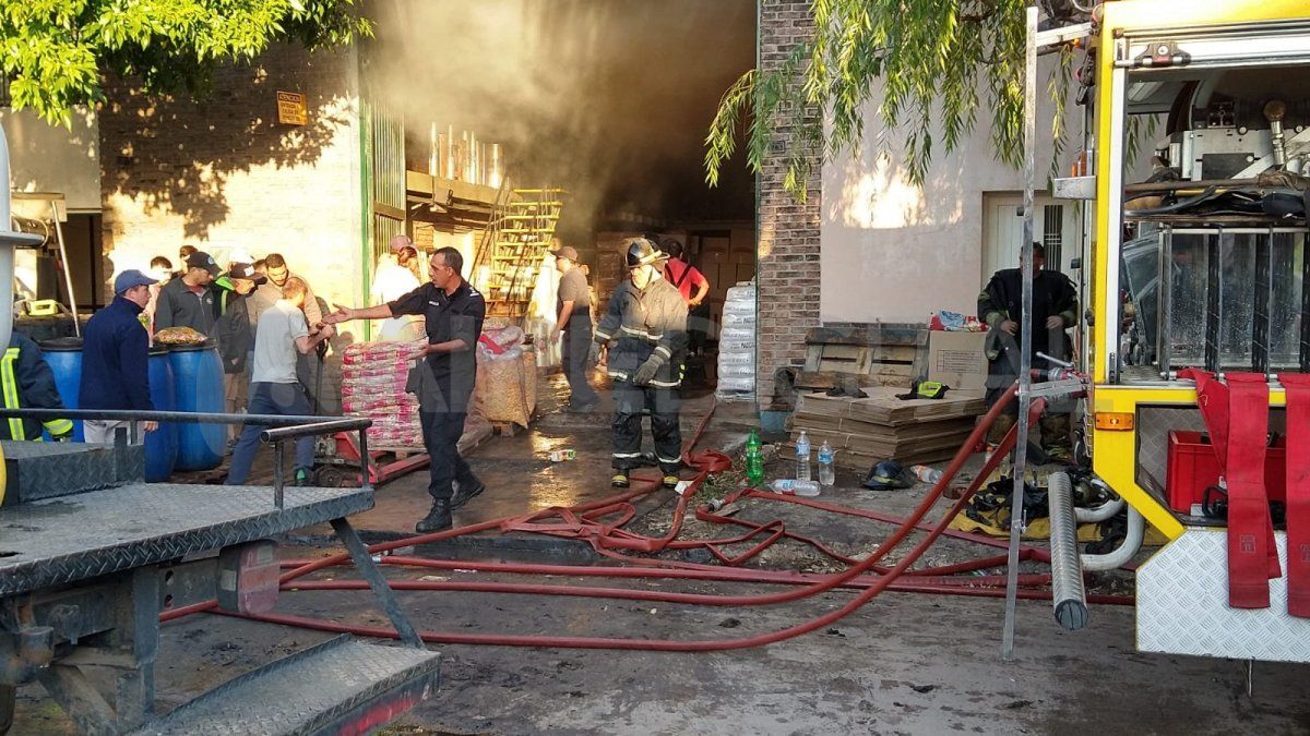 Se incendió el interior de un galpón de una fábrica de productos de copetín en la ciudad de Santa Fe.&nbsp;