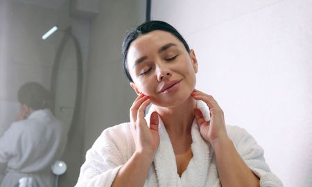 Los cuidados deben incluir rostro, cuerpo y hábitos internos como hidratación y alimentación saludable. Los cuidados deben incluir rostro, cuerpo y hábitos internos como hidratación y alimentación saludable.