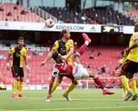 Pierre Emerick Aubameyang anota de espaldas su segundo gol en la victoria 3-2 del Arsenal sobre el Watford de Roberto Tucu Pereyra y Nacho Pussetto. Pierre Emerick Aubameyang anota de espaldas su segundo gol en la victoria 3-2 del Arsenal sobre el Watford de Roberto Tucu Pereyra y Nacho Pussetto.