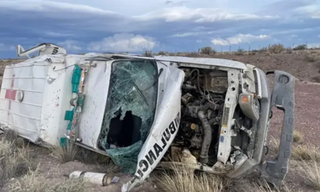 Una ambulancia que trasladaba a dos pacientes volcó en Río Negro, resultando en la muerte de uno de ellos. Una ambulancia que trasladaba a dos pacientes volcó en Río Negro, resultando en la muerte de uno de ellos.