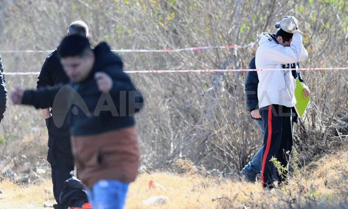 Familiares de las víctimas se acercaron al lugar del hallazgo y reconocieron los cuerpos.