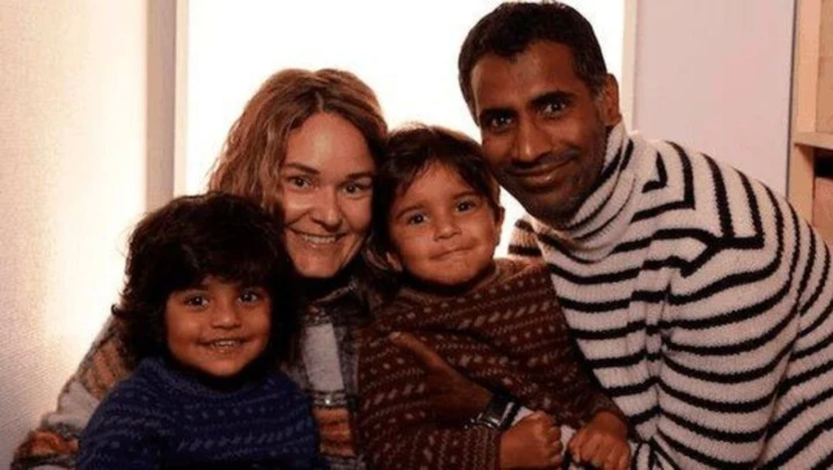 David con su esposa e hijos.