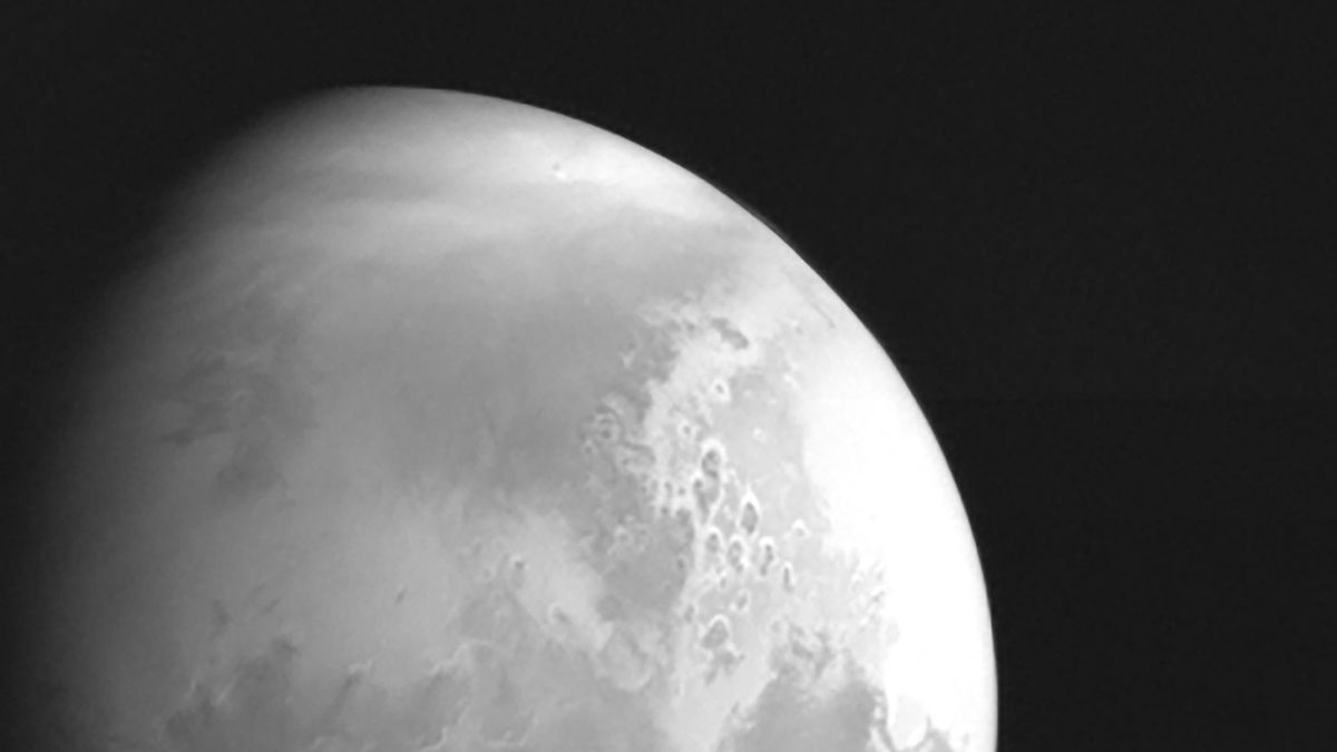 La primera foto recibida en la&nbsp;Tierra de Marte&nbsp;parece mostrar un conjunto gaseoso y lo que se parece a cráteres.