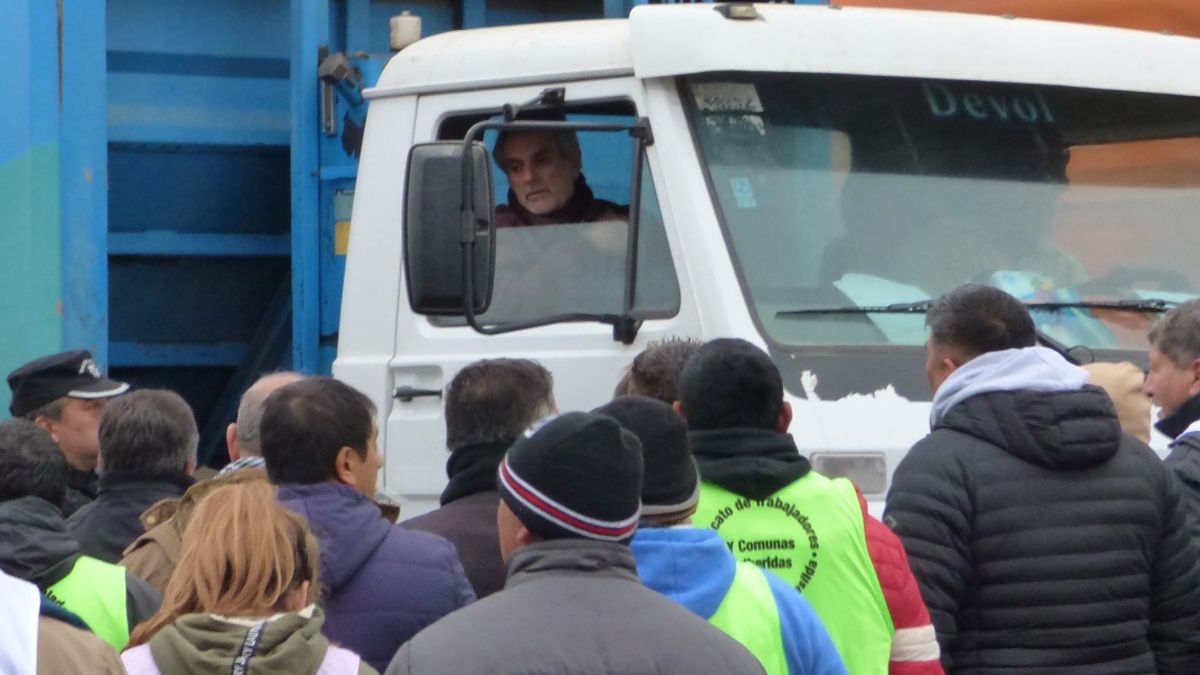 El presidente comunal admitió que él mismo salió a acompañar al chofer en el camión recolector de basura