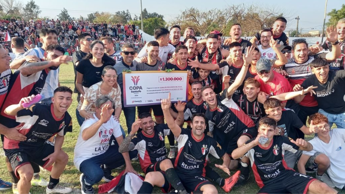 El festejo de los jugadores de Atlético y Tiro. El festejo de los jugadores de Atlético y Tiro.