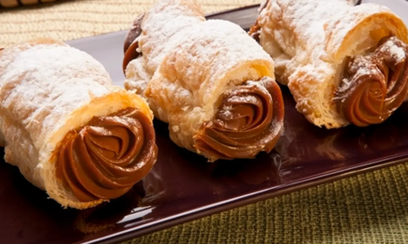 Cañoncitos de dulce de leche con masa de hojaldre. Cañoncitos de dulce de leche con masa de hojaldre.