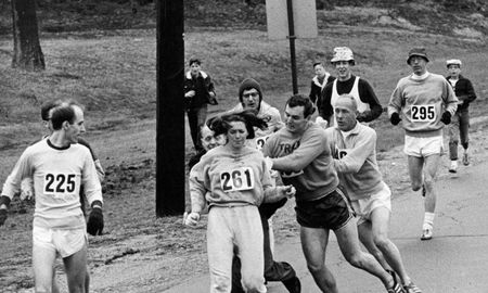 El miércoles 19 de abril de 1967, en Boston, la atleta estadounidense se convirtió en la primera mujer que disputó –y completó– un maratón de forma oficial. El miércoles 19 de abril de 1967, en Boston, la atleta estadounidense se convirtió en la primera mujer que disputó –y completó– un maratón de forma oficial.