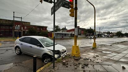 Accidente en Santa Fe: un auto chocó contra un poste en avenida Aristóbulo del Valle