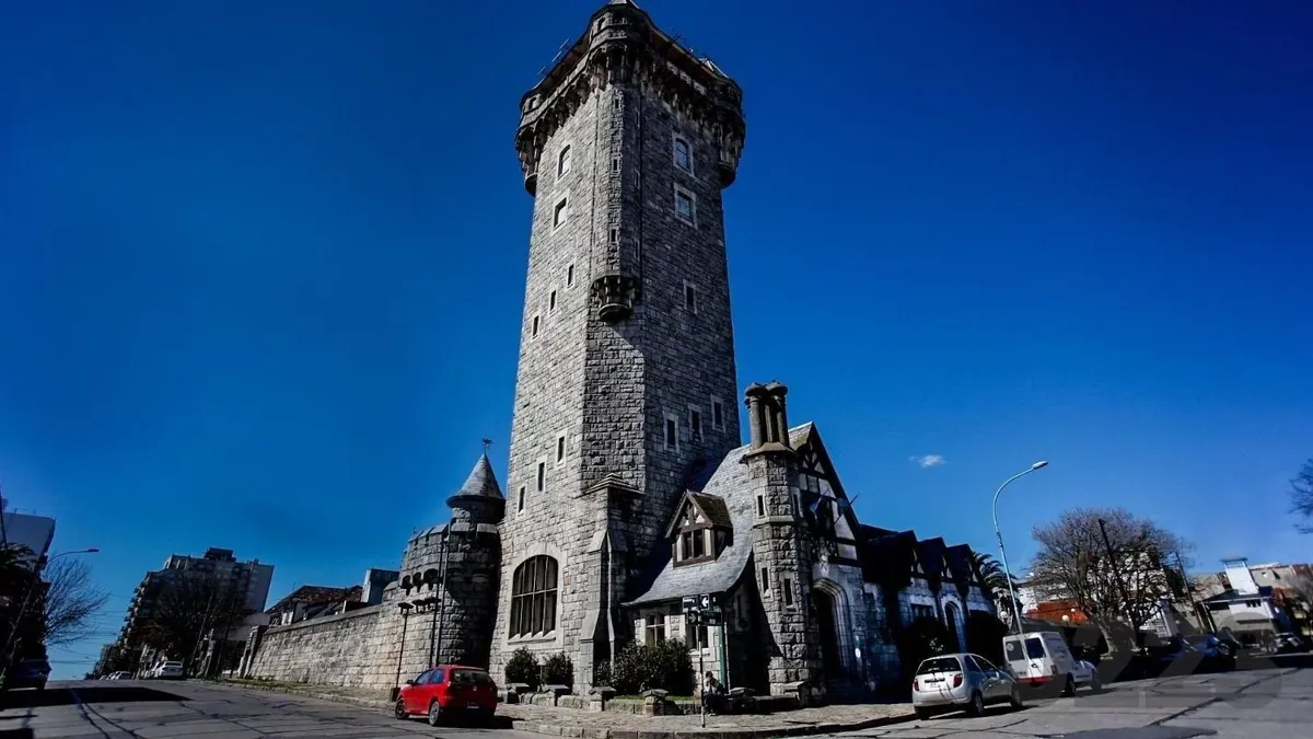 La Torre Tanque destaca por su diseño y por ser un emblema de la arquitectura de Mar del Plata. La Torre Tanque destaca por su diseño y por ser un emblema de la arquitectura de Mar del Plata. 