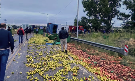 Un accidente fatal ocurrió en Mendoza, dejando tres muertos y 20 heridos. Un accidente fatal ocurrió en Mendoza, dejando tres muertos y 20 heridos.