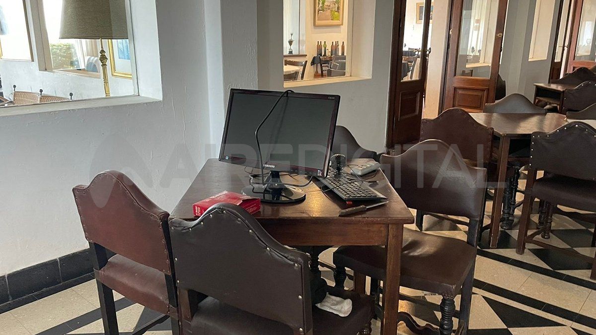 El monitor quedó sobre una mesa, ya que los ladrones fueron sorprendidos. El monitor quedó sobre una mesa, ya que los ladrones fueron sorprendidos.