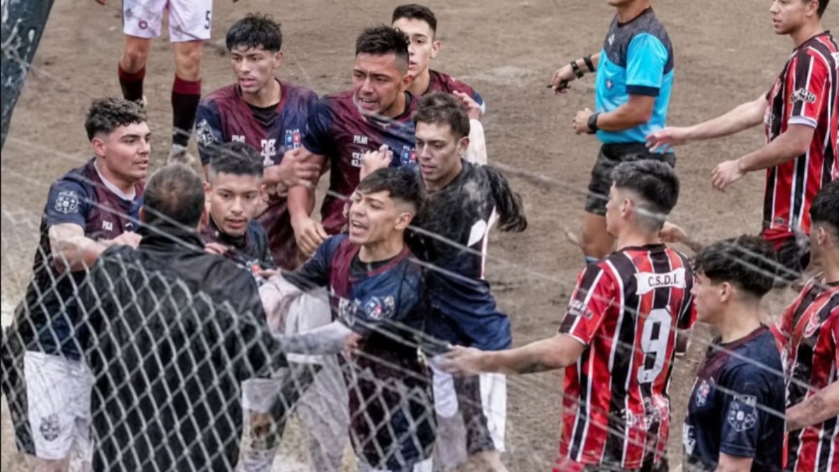 Un jugador de Villa Felisa se enfrentó a golpes con la policía.
