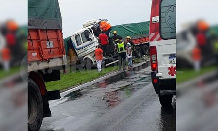 Los bomberos debieron asistir a uno de los camioneros accidentados en la ruta 11