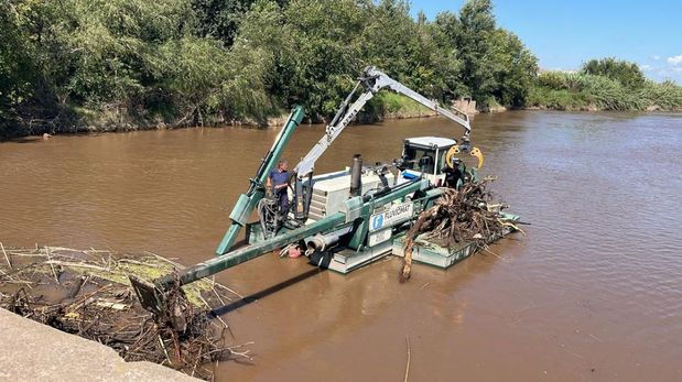 El 7º Distrito Santa Fe de Vialidad Nacional avanza con un operativo de limpieza en el puente de la Ruta Nacional 1V09 (ex Ruta 9) sobre el río Carcarañá