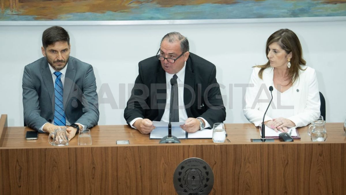 Juan Pablo Poletti junto al gobernador electo Maximiliano Pullaro y la presidenta del Concejo Municipal, Adriana Molina. Juan Pablo Poletti junto al gobernador electo Maximiliano Pullaro y la presidenta del Concejo Municipal, Adriana Molina.