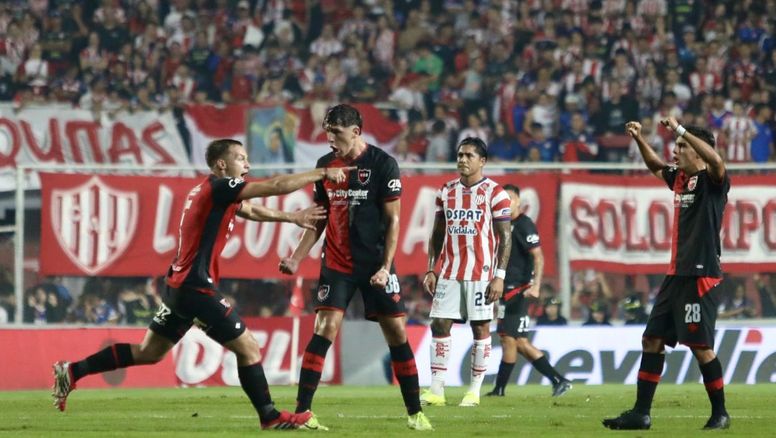 Unión perdió 3 a 2 ante Newell's, que revivió en el 15 de Abril y complicó su clasificación