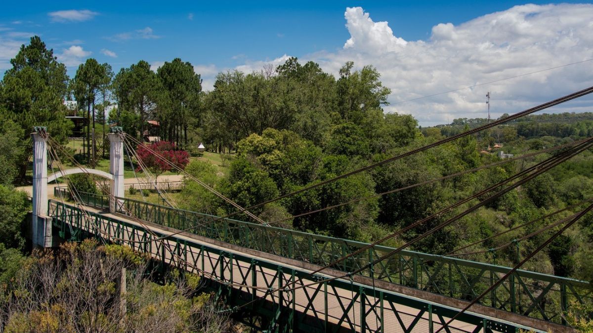 Uno de los atractivos icónicos de la localidad es el puente colgante de Alpa Corral, un sitio donde se puede practicar puenting. Uno de los atractivos icónicos de la localidad es el puente colgante de Alpa Corral, un sitio donde se puede practicar puenting.
