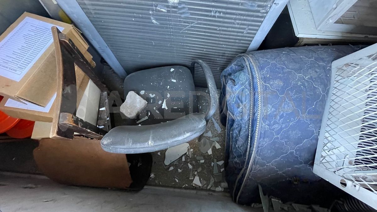 Los adoquines quedaron esparcidos en el interior y fuera de la comisaría Los adoquines quedaron esparcidos en el interior y fuera de la comisaría