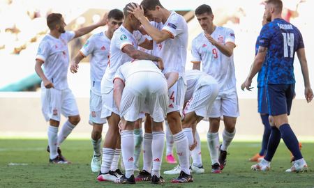 España goleó a Eslovaquia 5-0 y clasificó a los octavos de final de la Eurocopa. España goleó a Eslovaquia 5-0 y clasificó a los octavos de final de la Eurocopa.