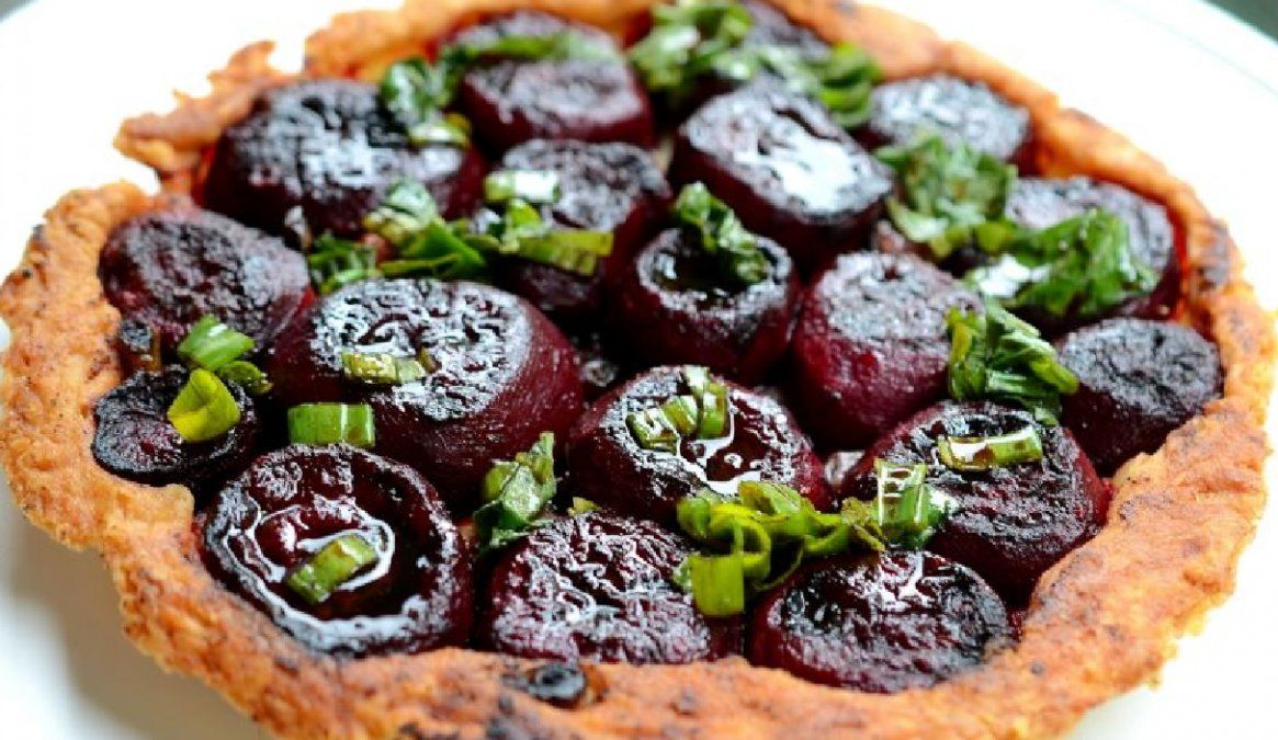 Tarta exprés de masa de verdura y relleno de remolacha