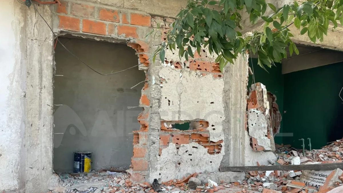 Con palos y piedras, los vecinos 