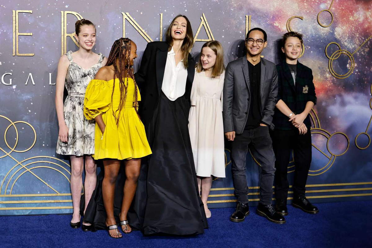 Shiloh posó junto a su mamá y sus hermanos con un vestido Chanel de Angelina reversionado. 