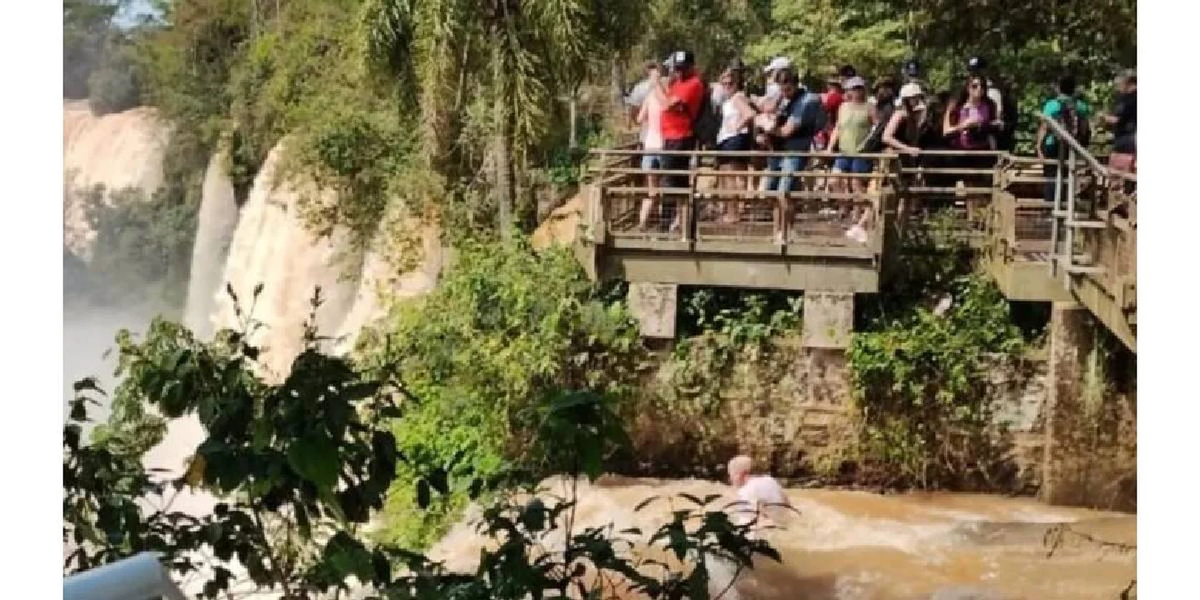 La víctima se habría caído cerca de las 11 del pasado lunes desde las pasarelas del Salto Bosetti, en el sector superior de las Cataratas para sacarse una foto.