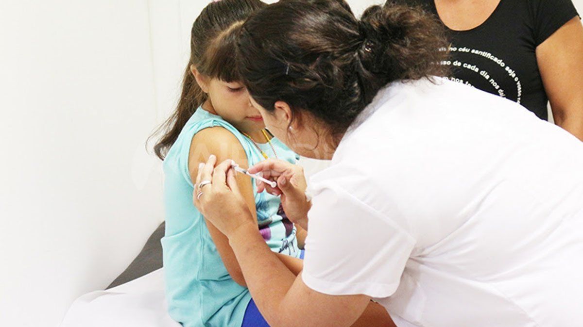 La Provincia distribuye y aplica vacunas contra la meningitis y el virus del papiloma para niños, niñas y adolescentes